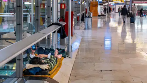 Una persona sin hogar, en Barajas Una persona sin hogar, en Barajas