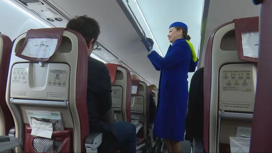 Imagen de una azafata en un vuelo Imagen de una azafata en un vuelo
