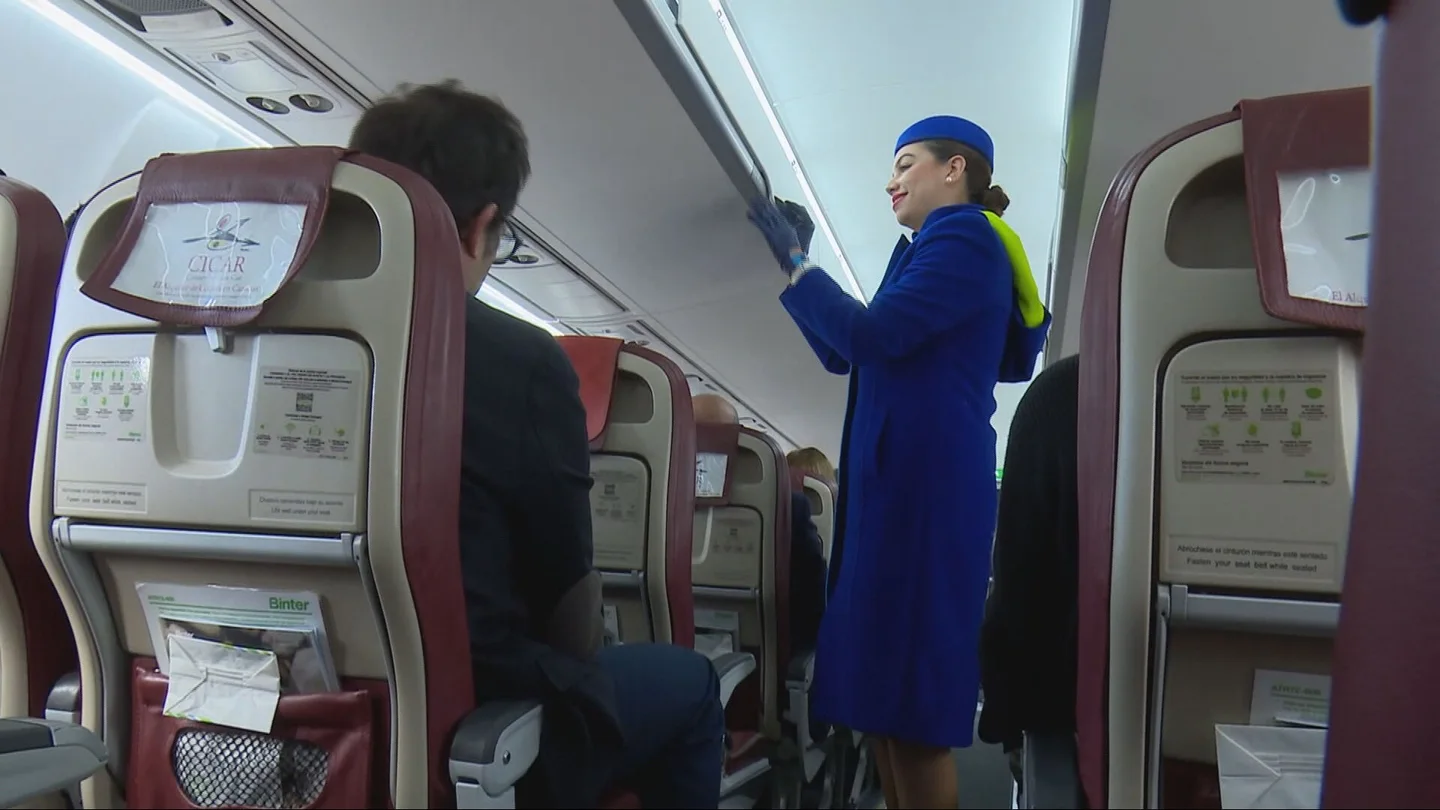 Imagen de una azafata en un vuelo Imagen de una azafata en un vuelo