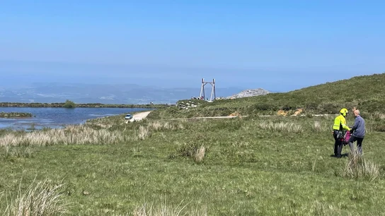 En estado grave una mujer tras el impacto de una roca y caerse 200 metros en Los Pozos de Noja En estado grave una mujer tras el impacto de una roca y caerse 200 metros en Los Pozos de Noja