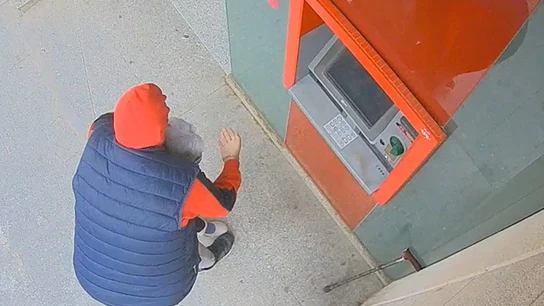 Detenido tras atracar a una mujer de 79 años cuando sacaba dinero en un cajero en Requena (Valencia) Detenido tras atracar a una mujer de 79 años cuando sacaba dinero en un cajero en Requena (Valencia)