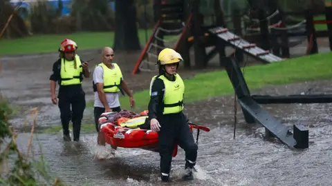 Evacuan a un ciudadano en las inundaciones en Argentina Evacuan a un ciudadano en las inundaciones en Argentina