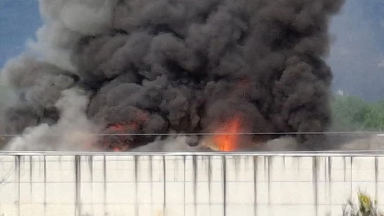 Los Bomberos logran extinguir un enorme incendio generado en una nave de residuos en Porriño (Pontevedra) Los Bomberos logran extinguir un enorme incendio generado en una nave de residuos en Porriño (Pontevedra)