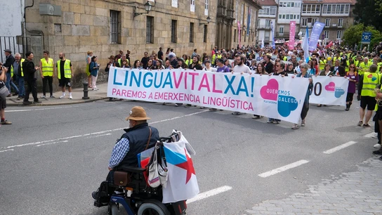 Decenas de personas durante una manifestación por el uso de la lengua gallega, coincidiendo con el Día de las Letras Galegas Decenas de personas durante una manifestación por el uso de la lengua gallega, coincidiendo con el Día de las Letras Galegas