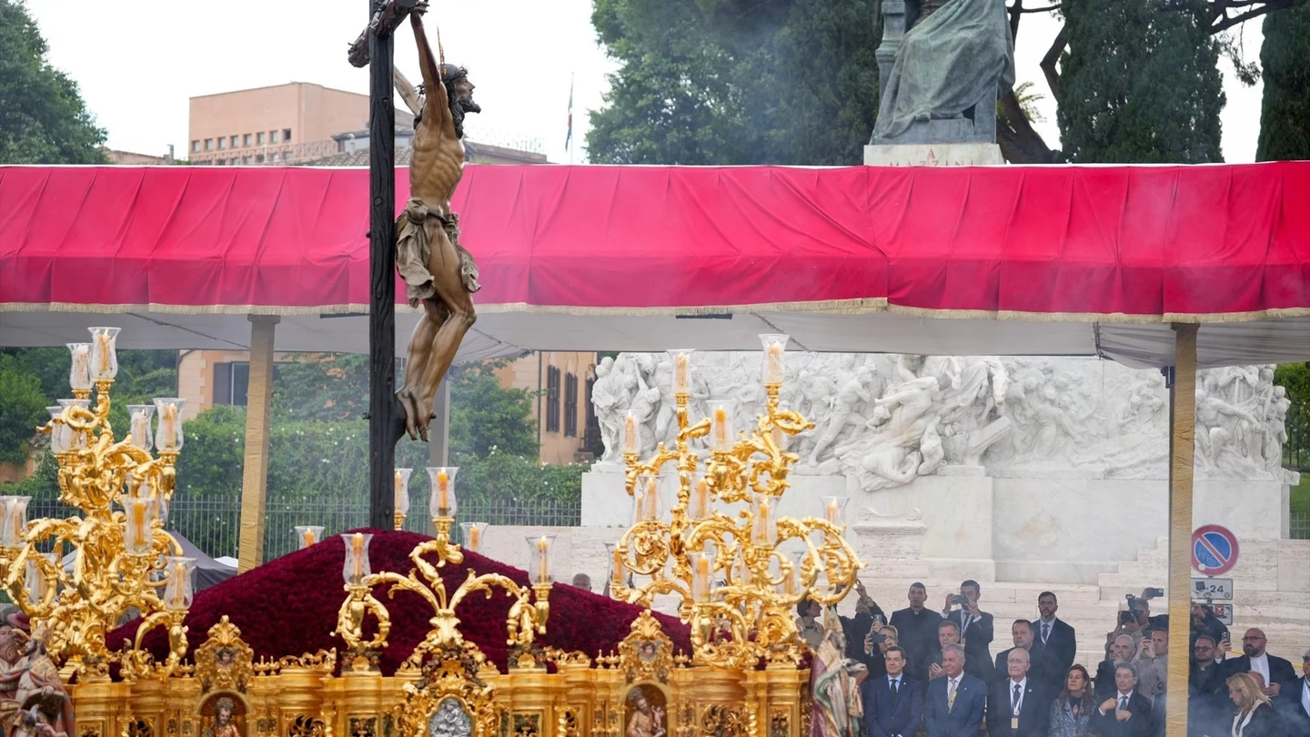 El Crucificado del Cachorro, frente al palco de autoridades situado en el Circo Massimo El Crucificado del Cachorro, frente al palco de autoridades situado en el Circo Massimo