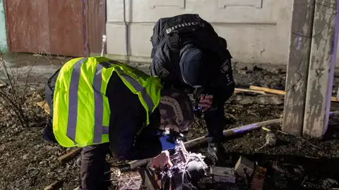 Policía de Ucrania investigando los restos de un dron Policía de Ucrania investigando los restos de un dron