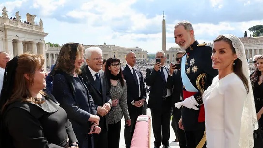 Los reyes, Felipe VI y Letizia, en las misa inaugural de León XIV; junto a Sergio Mattarella y su esposa Marisa Chiazzese Los reyes, Felipe VI y Letizia, en las misa inaugural de León XIV; junto a Sergio Mattarella y su esposa Marisa Chiazzese