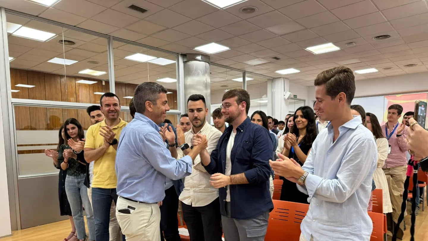 Mazón acude a un acto de nuevas generaciones sin estar convocado Mazón acude a un acto de nuevas generaciones sin estar convocado