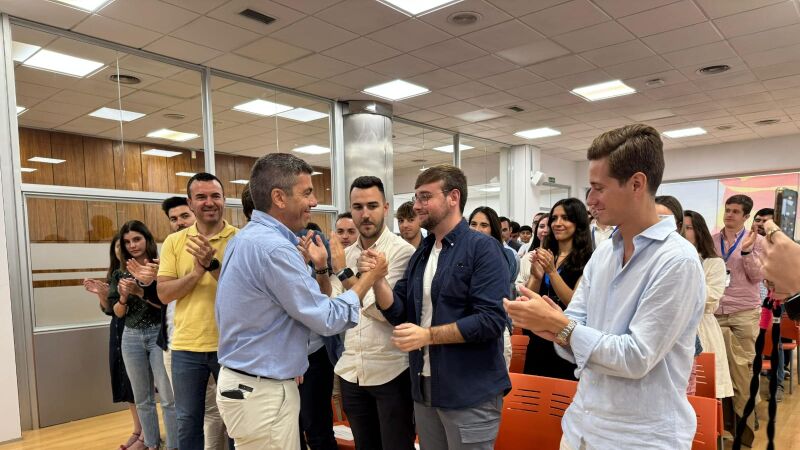 Mazón acude a un acto de nuevas generaciones sin estar convocado