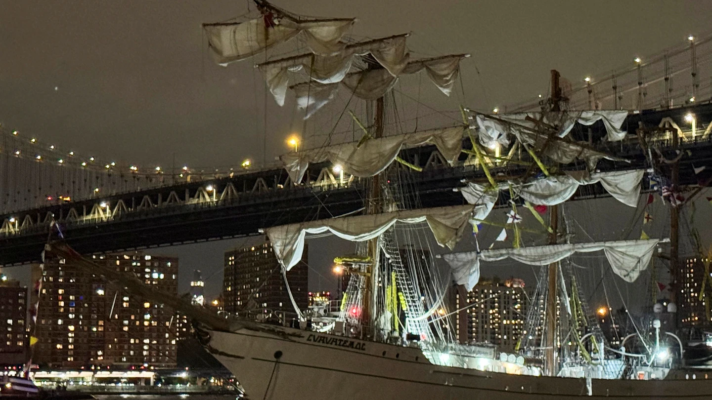 Al menos dos muertos y veinte heridos tras el choque de un buque de la Armada mexicana contra el puente de Brooklyn Al menos dos muertos y veinte heridos tras el choque de un buque de la Armada mexicana contra el puente de Brooklyn
