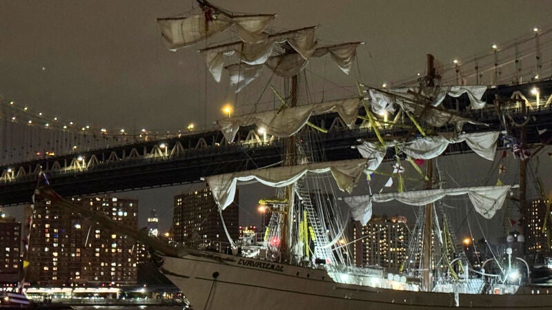 Al menos dos muertos y veinte heridos tras el choque de un buque de la Armada mexicana contra el puente de Brooklyn