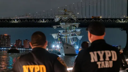El barco de la Armada de México, tras chocar con el puente de Brooklyn El barco de la Armada de México, tras chocar con el puente de Brooklyn