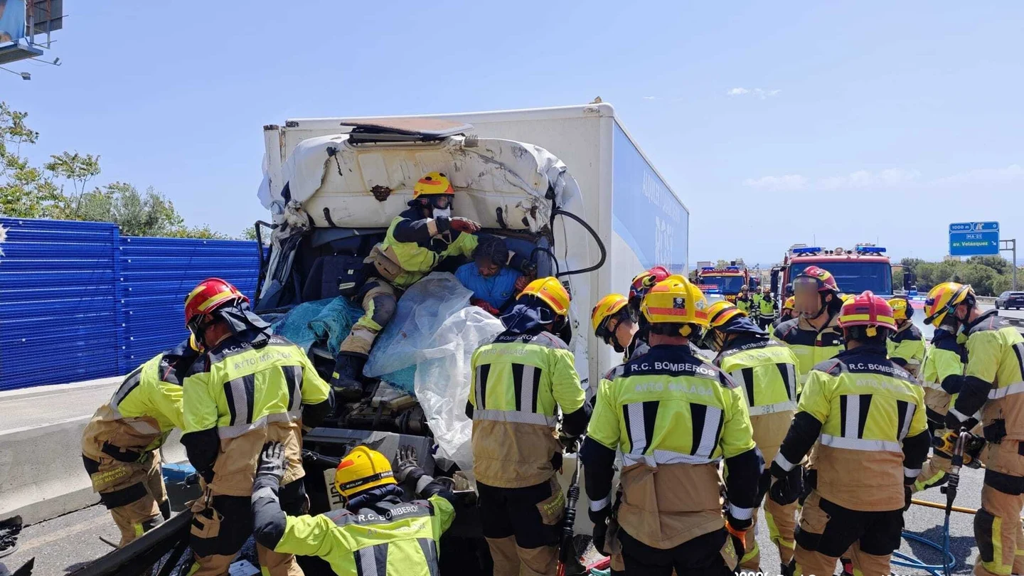 Al menos 12 heridos en la colisión entre un autobús y un camión en Torremolinos, Málaga. Al menos 12 heridos en la colisión entre un autobús y un camión en Torremolinos, Málaga.