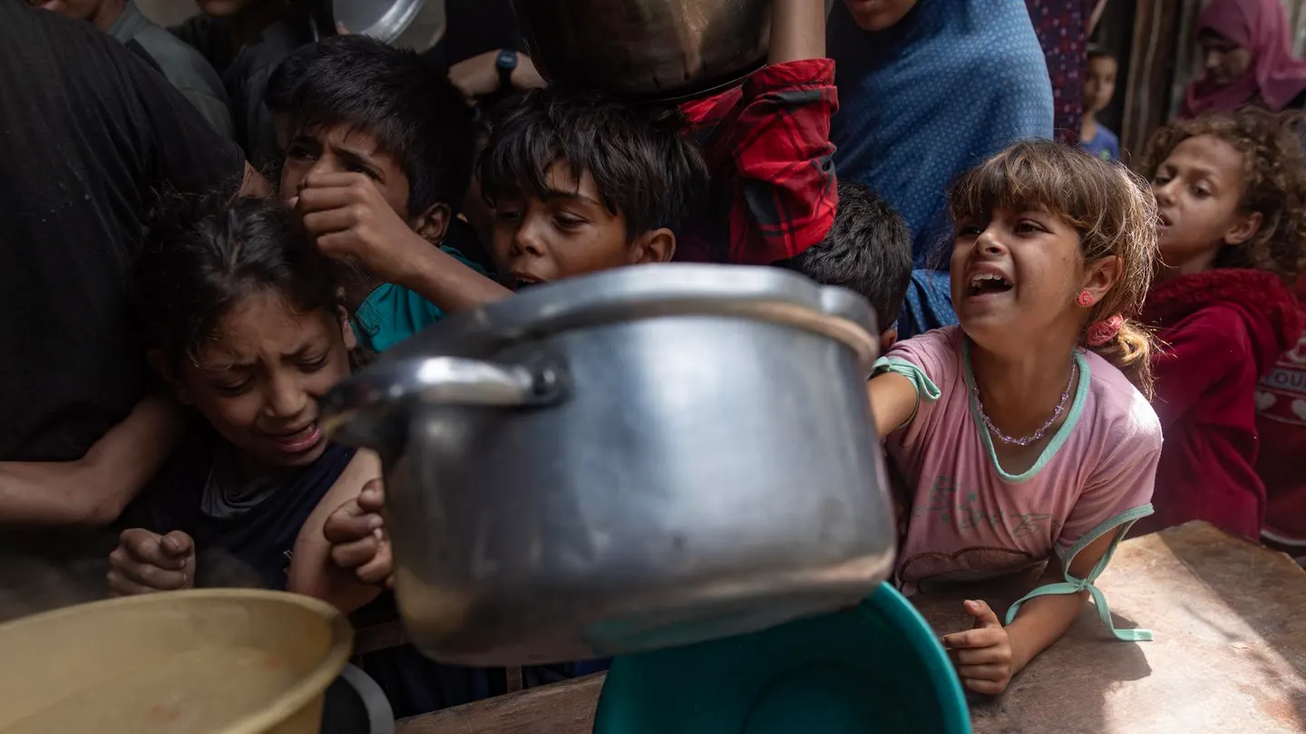 Varios niños tratan de conseguir comida en Gaza Varios niños tratan de conseguir comida en Gaza