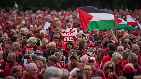 Miles de personas toman las calles de la Haya contra el genocidio de Israel en Gaza. Miles de personas toman las calles de la Haya contra el genocidio de Israel en Gaza.