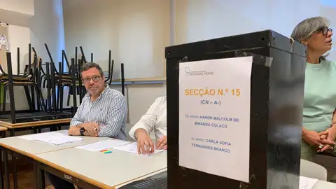 Mesa de votación en la Escola Preparatoria Marquesa de Alorna, en Lisboa Mesa de votación en la Escola Preparatoria Marquesa de Alorna, en Lisboa