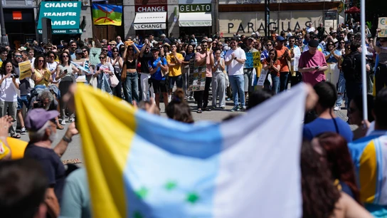 Manifestación en la Puerta del Sol de Madrid este domingo bajo el lema 'Canarias tiene un límite' contra la masificación turística en las islas Manifestación en la Puerta del Sol de Madrid este domingo bajo el lema 'Canarias tiene un límite' contra la masificación turística en las islas