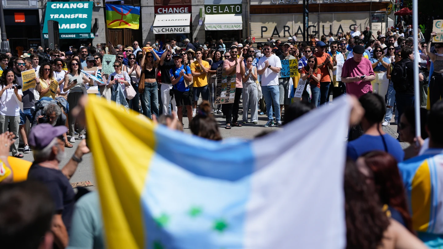 Manifestación en la Puerta del Sol de Madrid este domingo bajo el lema 'Canarias tiene un límite' contra la masificación turística en las islas Manifestación en la Puerta del Sol de Madrid este domingo bajo el lema 'Canarias tiene un límite' contra la masificación turística en las islas