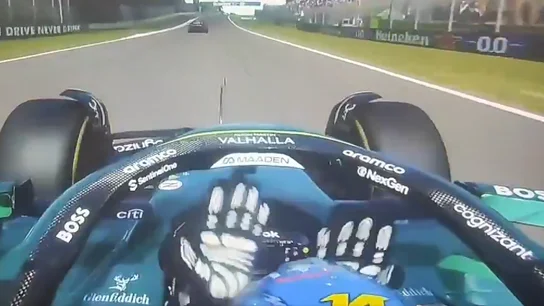 Fernando Alonso golpeándose el casco durante el GP de Emilia Romaña Fernando Alonso golpeándose el casco durante el GP de Emilia Romaña