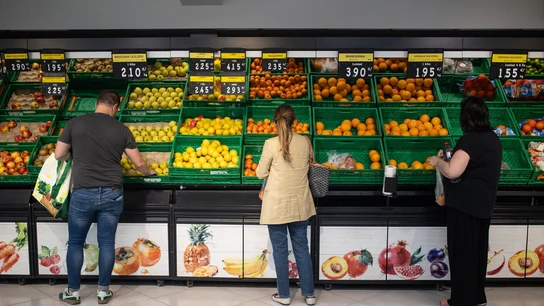 Varias personas realizan la compra en un supermercado. Varias personas realizan la compra en un supermercado.