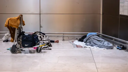 Imagen de una persona sin hogar en Barajas. Imagen de una persona sin hogar en Barajas.