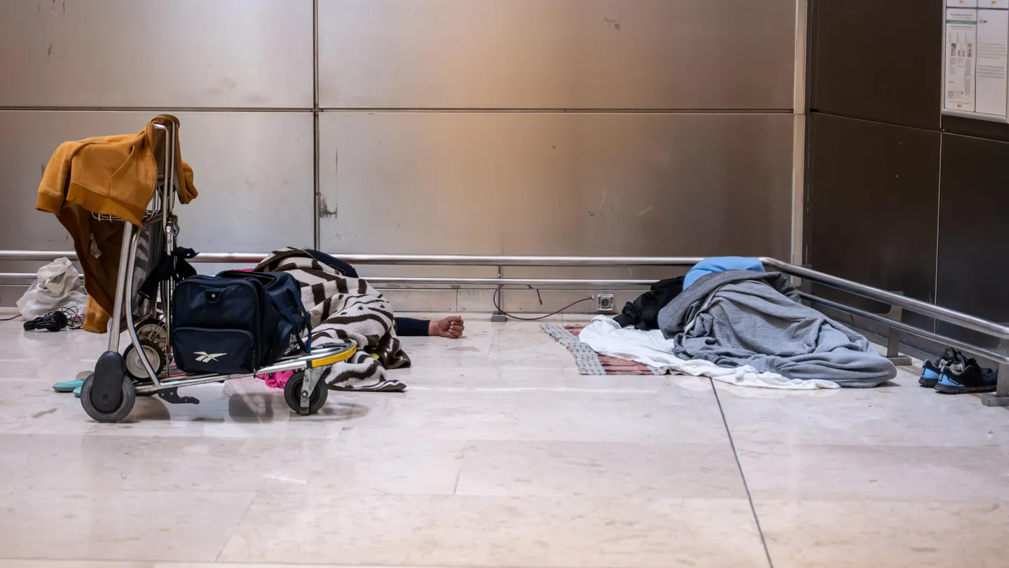 Imagen de una persona sin hogar en Barajas. Imagen de una persona sin hogar en Barajas.