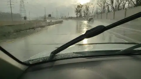 Limpiaparabrisas de un coche en pleno día de lluvia Limpiaparabrisas de un coche en pleno día de lluvia