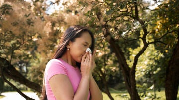 Mujer estornudando por alergia