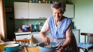 Persona mayor en la cocina