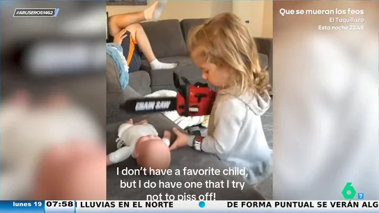 El macabro juego de una niña con un muñeco y una motosierra: "Espero que los padres no estén esperando un hermanito para ella" El macabro juego de una niña con un muñeco y una motosierra: "Espero que los padres no estén esperando un hermanito para ella"