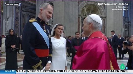 Con el privilegio blanco y en 50 segundos: así ha sido el saludo del rey Felipe y la reina Letizia al papa León XIV Con el privilegio blanco y en 50 segundos: así ha sido el saludo del rey Felipe y la reina Letizia al papa León XIV