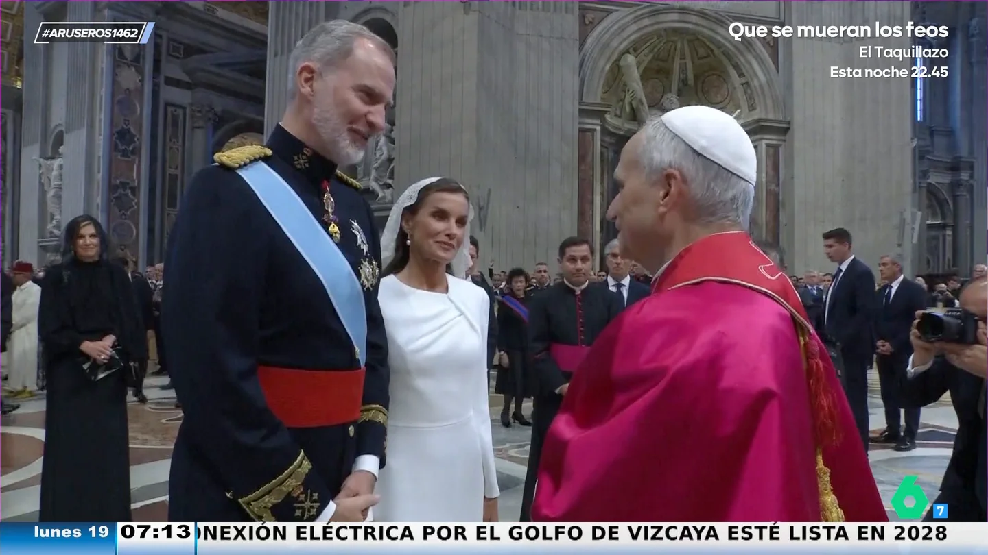 Con el privilegio blanco y en 50 segundos: así ha sido el saludo del rey Felipe y la reina Letizia al papa León XIV Con el privilegio blanco y en 50 segundos: así ha sido el saludo del rey Felipe y la reina Letizia al papa León XIV