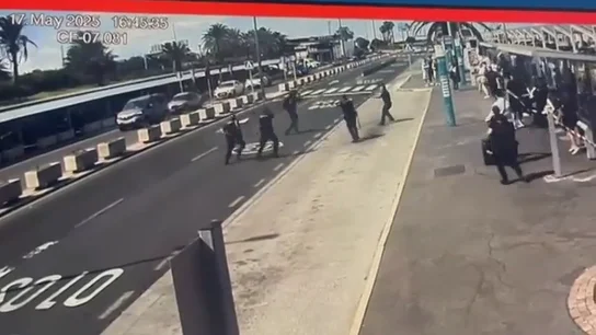 El momento en que los agentes abaten a tiros a un hombre armado en el aeropuerto de Gran Canaria El momento en que los agentes abaten a tiros a un hombre armado en el aeropuerto de Gran Canaria