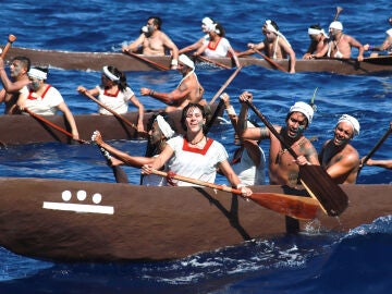 Personas participan en rituales y competencias en la 'Traves&iacute;a Sagrada' este domingo, en la Playa del Carmen, en Quintana Roo (M&eacute;xico).