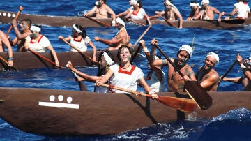 Personas participan en rituales y competencias en la 'Travesía Sagrada' este domingo, en la Playa del Carmen, en Quintana Roo (México).