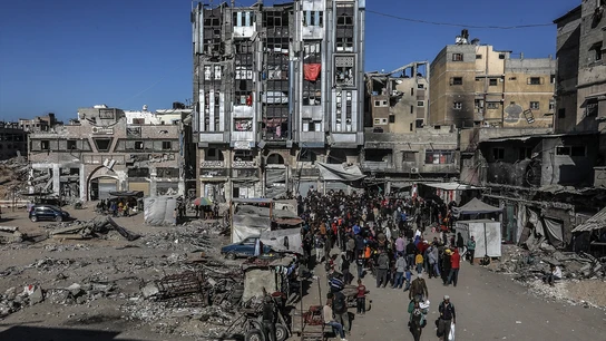 Imagen de archivo de decenas de desplazados en Jan Yunis, Gaza. Imagen de archivo de decenas de desplazados en Jan Yunis, Gaza.