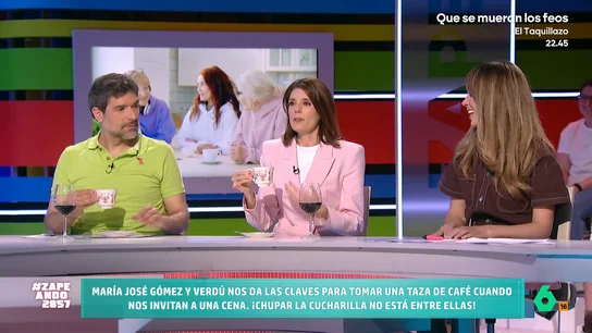 Ni levantar el dedo ni chupar la cucharilla: la experta en protocolo María José Gómez y Verdú explica cómo tomar el café La experta en protocolo María José Gómez y Verdú explica hoy cómo debemos comportarnos en las cenas en el momento del café. Según ella, levantar el meñique como la reina de Inglaterra "no está bien".