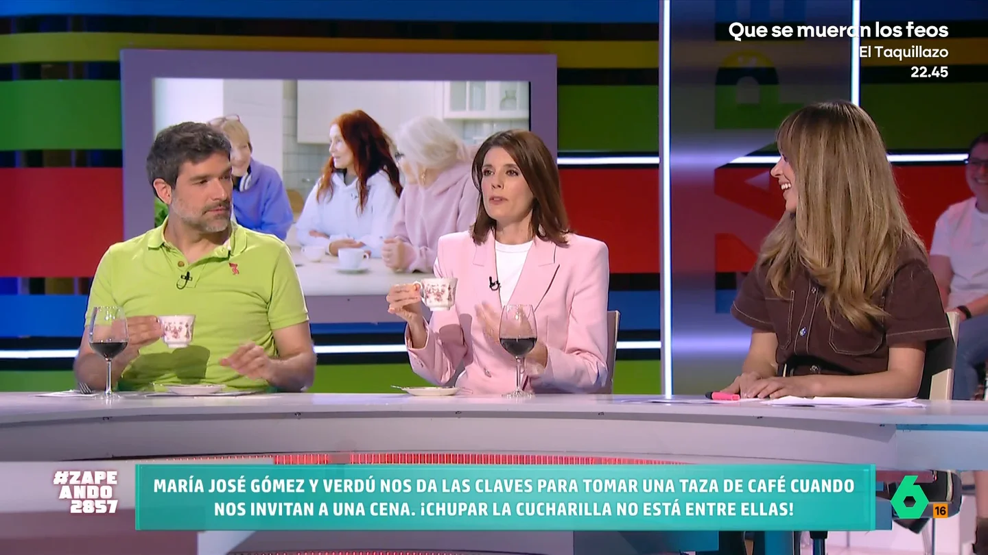 Ni levantar el dedo ni chupar la cucharilla: la experta en protocolo María José Gómez y Verdú explica cómo tomar el café La experta en protocolo María José Gómez y Verdú explica hoy cómo debemos comportarnos en las cenas en el momento del café. Según ella, levantar el meñique como la reina de Inglaterra "no está bien".