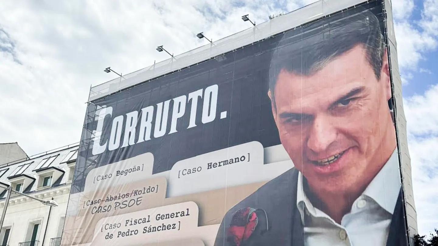 Lona colgada dificio frente al Congreso de los Diputados llamando "corrupto" al presidente del Gobierno, Pedro Sánchez. Lona colgada este lunes en un edificio frente al Congreso de los Diputados que denuncia la presunta corrupción del presidente del Gobierno, Pedro Sánchez.