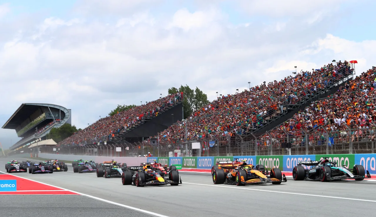 Max Verstappen, Lando Norris y George Russell, en la salida del GP de Barcelona de la temporada pasada