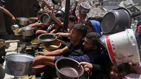 Palestinos luchan por conseguir alimentos en la Franja de Gaza Palestinos luchan por conseguir alimentos en la Franja de Gaza