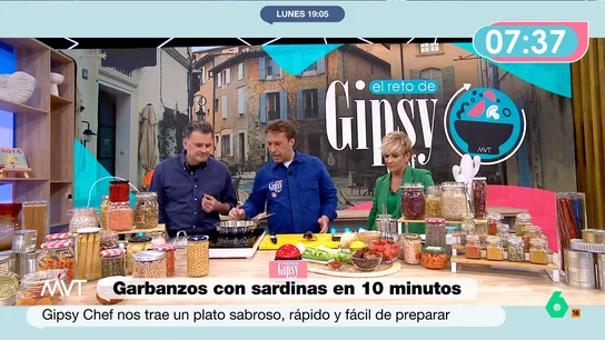 Iñaki López, mientras Gipsy Chef cocina: "Huele a veranito, a puerto de Santurce" El cocinero ha utilizado el aceite de conservación de las sardinas enlatadas para cocinar su plato. Esto ha provocado que el set de cocina adquiera un aroma que ha despertado los recuerdos del presentador del programa.