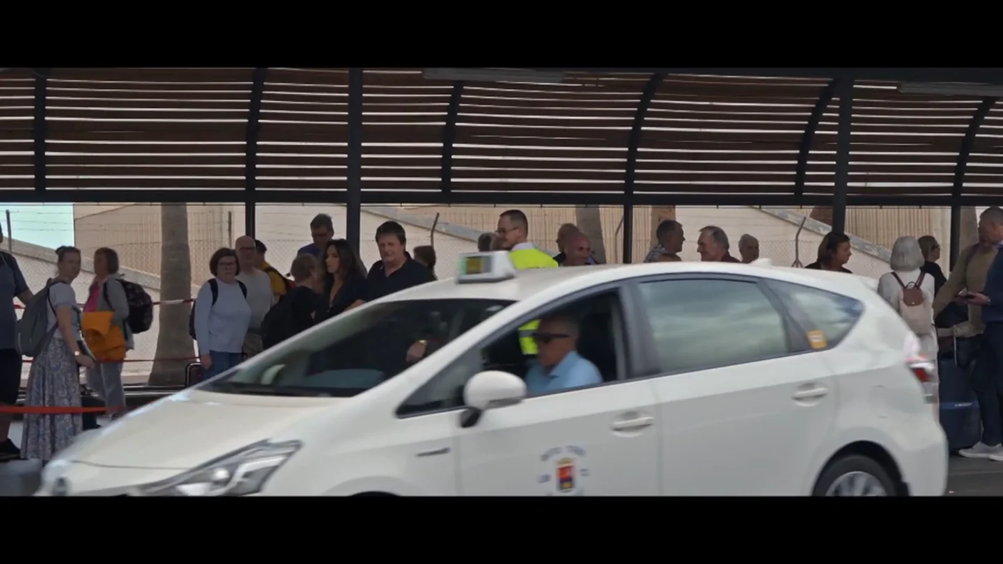 "Desde Adeje hasta Los Cristianos se colapsa todo": el lamento de una taxista de Tenerife ante los atascos "Desde Adeje hasta Los Cristianos se colapsa todo": el lamento de una taxista de Tenerife ante los atascos