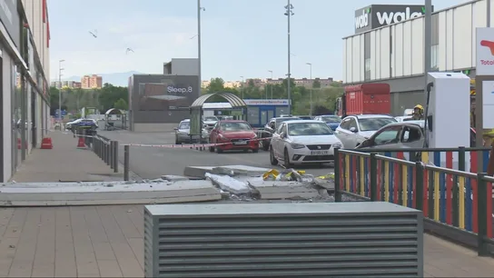 Muere un hombre al caerle encima un panel de hormigón en el centro comercial Via Sabadell Muere un hombre al caerle encima un panel de hormigón en el centro comercial Via Sabadell