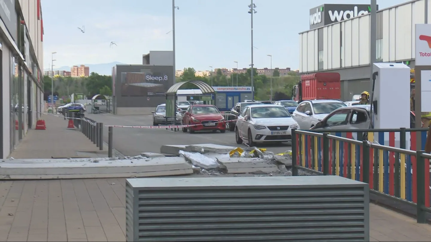 Muere un hombre al caerle encima un panel de hormigón en el centro comercial Via Sabadell Muere un hombre al caerle encima un panel de hormigón en el centro comercial Via Sabadell