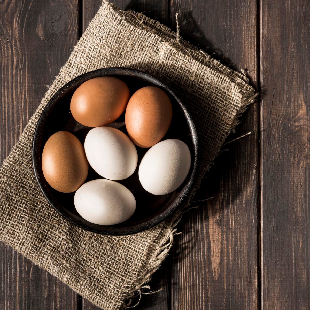 Por qué unos huevos son blancos y otros marrones?