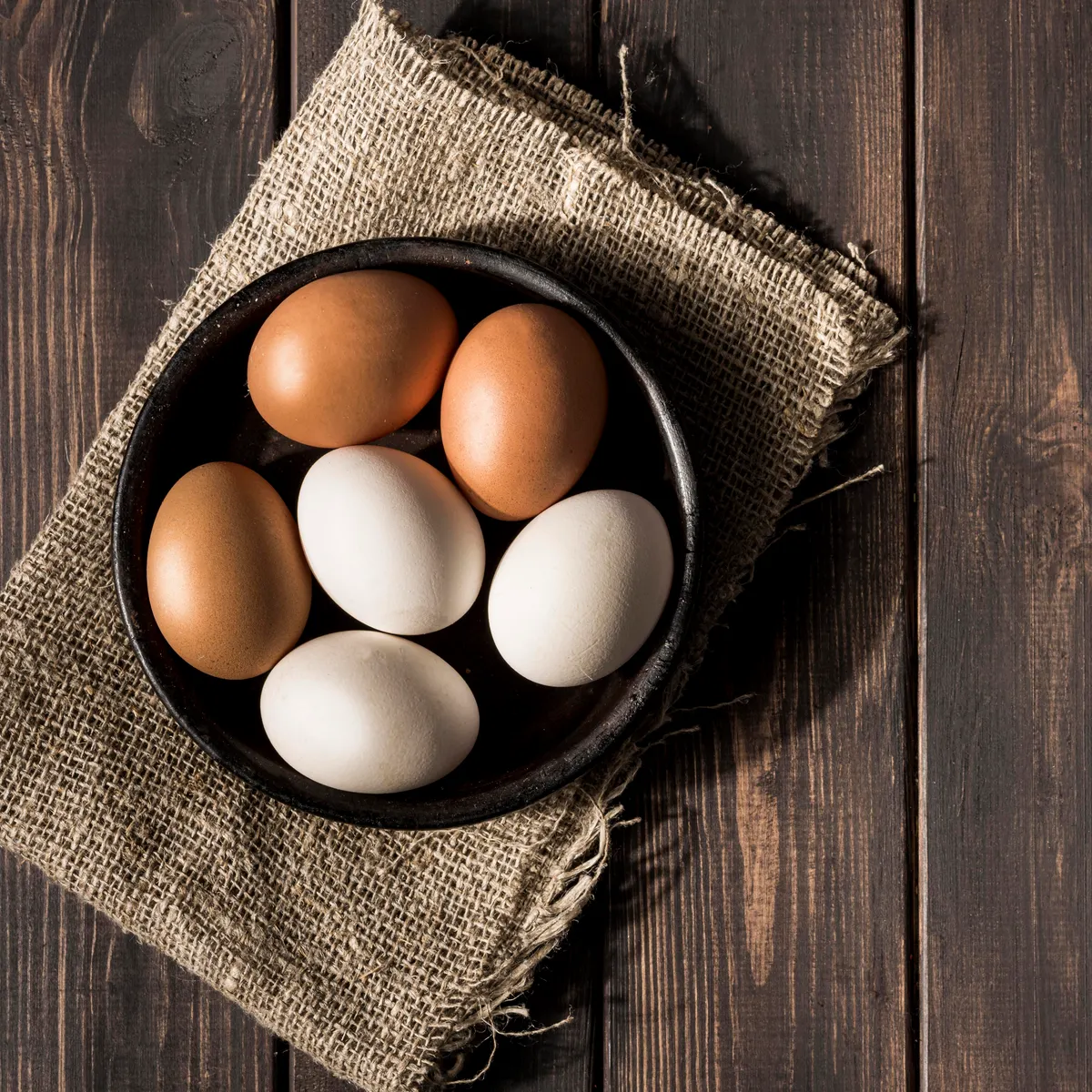 Por qué unos huevos son blancos y otros marrones?