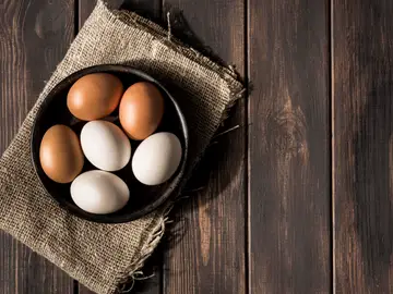 Huevos blancos y marrones Huevos blancos y marrones