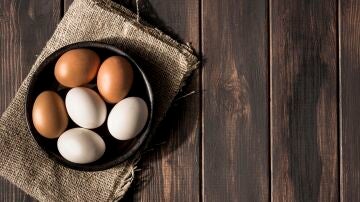 Huevos blancos y marrones