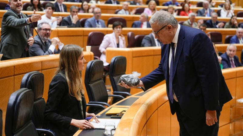 El senador del PP Francisco Bernabé entrega a la ministra para la Transición Ecológica, Sara Aagesen, una bolsa llena de estéril minero
